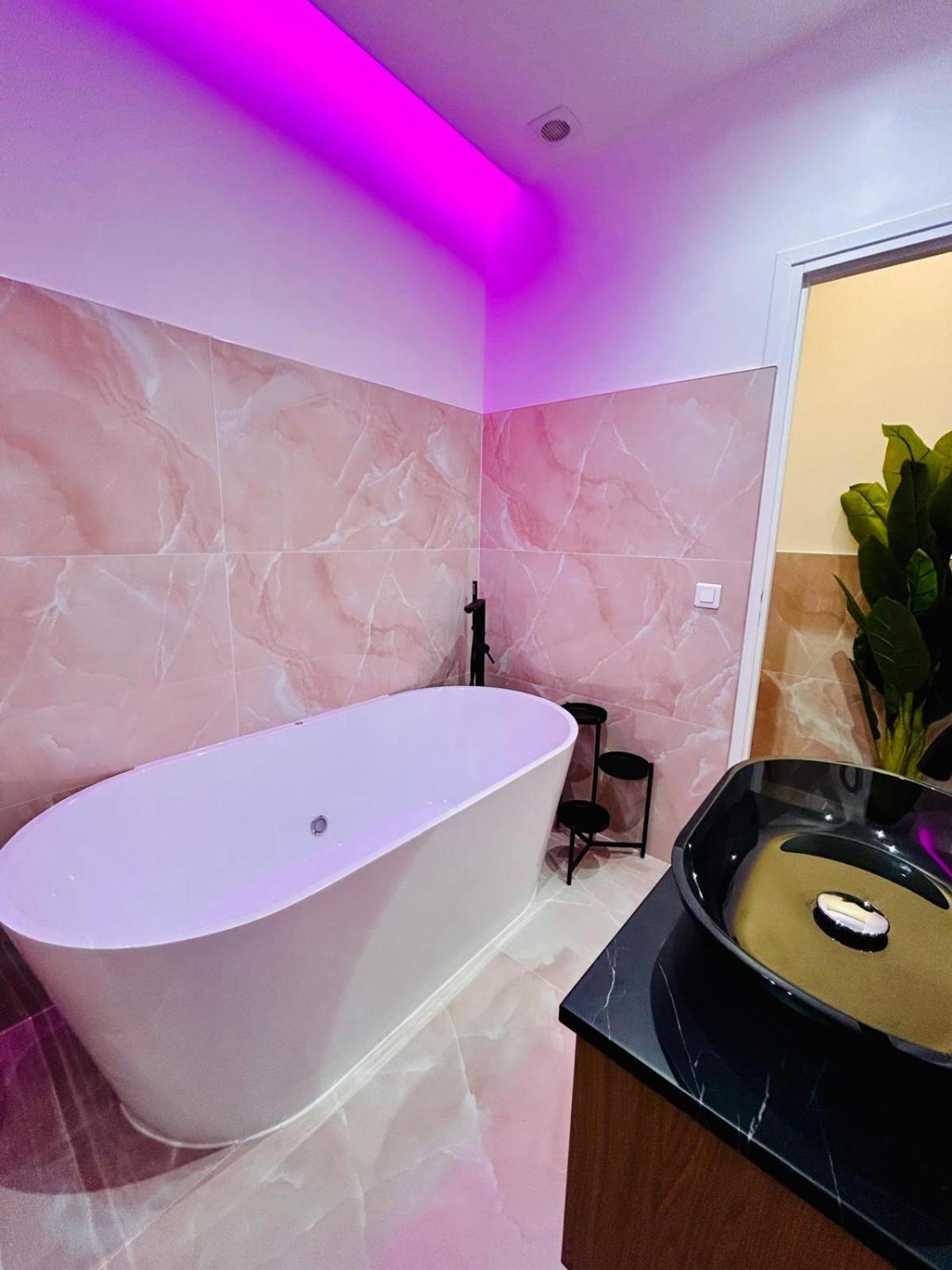 Intimate Escape - Seaside - Spa Bath - Wifi - Ac Nice Eksteriør bilde