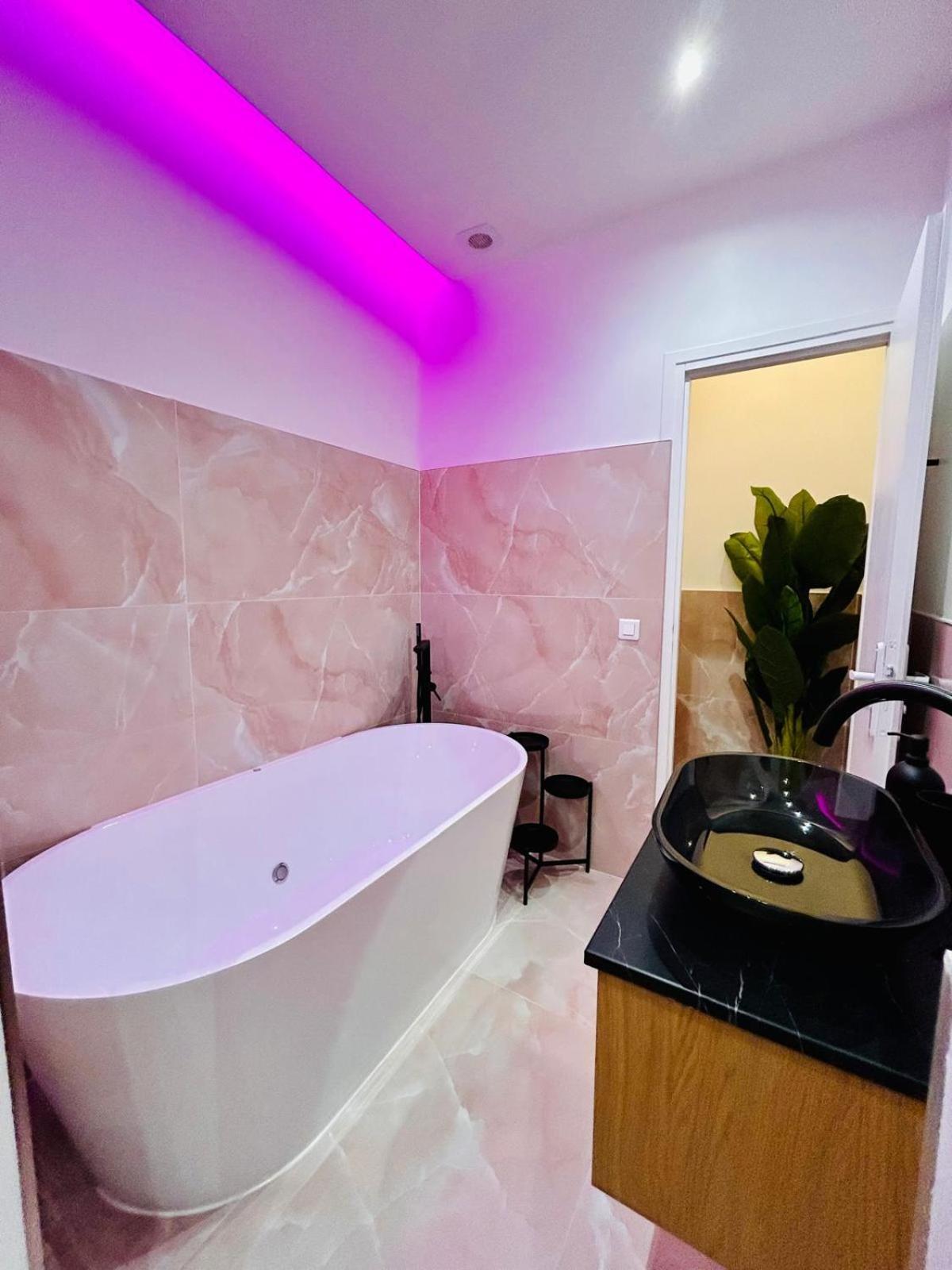 Intimate Escape - Seaside - Spa Bath - Wifi - Ac Nice Eksteriør bilde